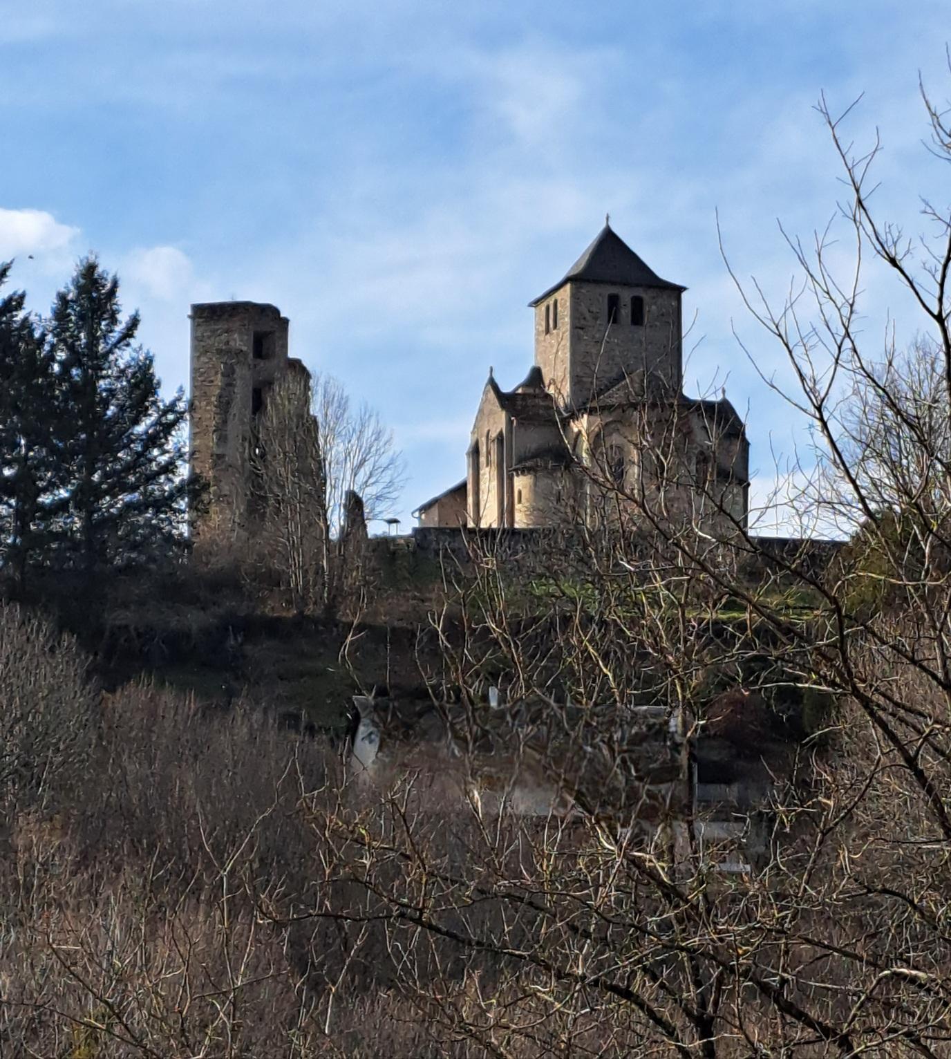 Eglise et château de Cornil