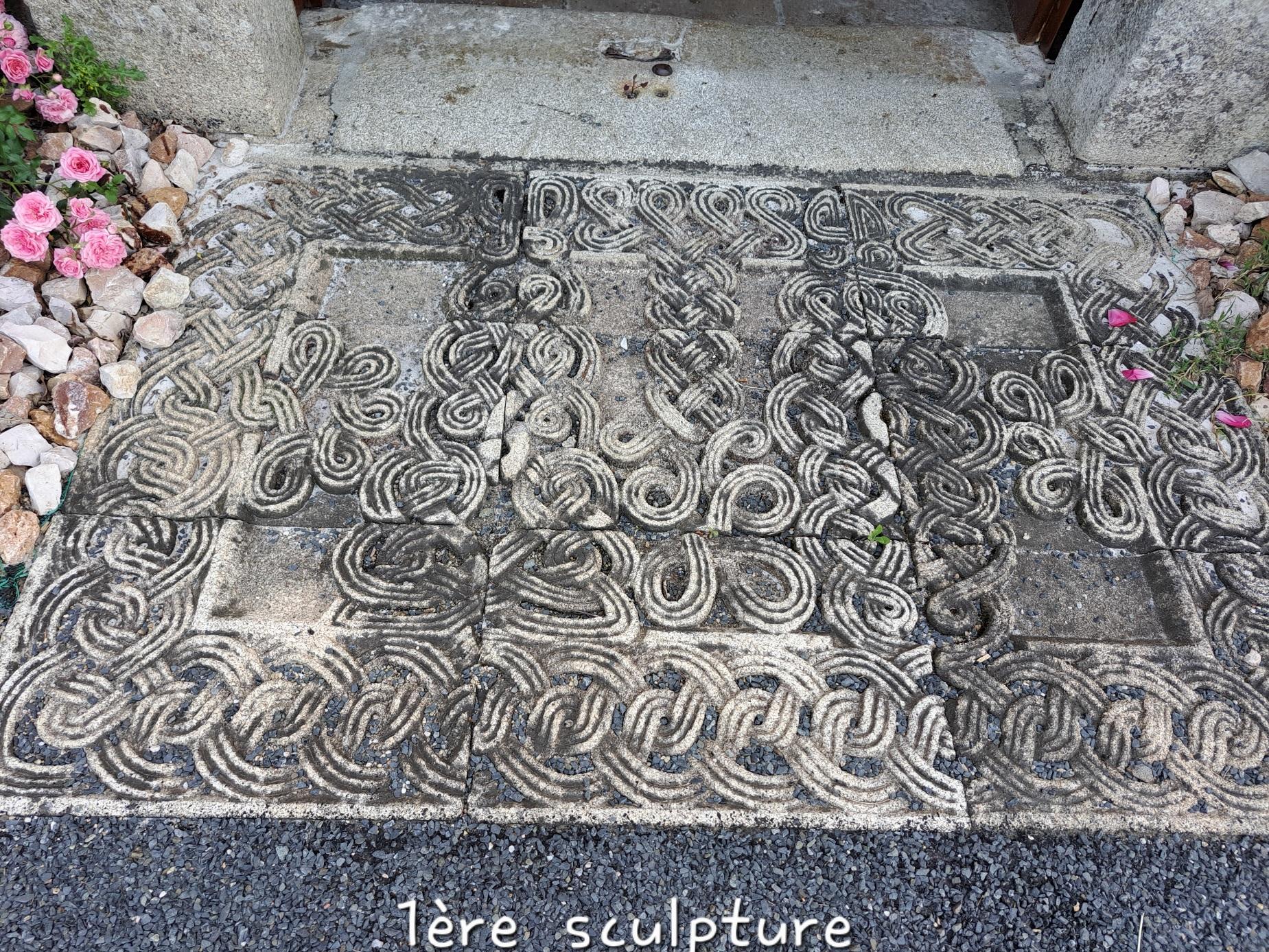1ère sculpture à l'entrée de l'église