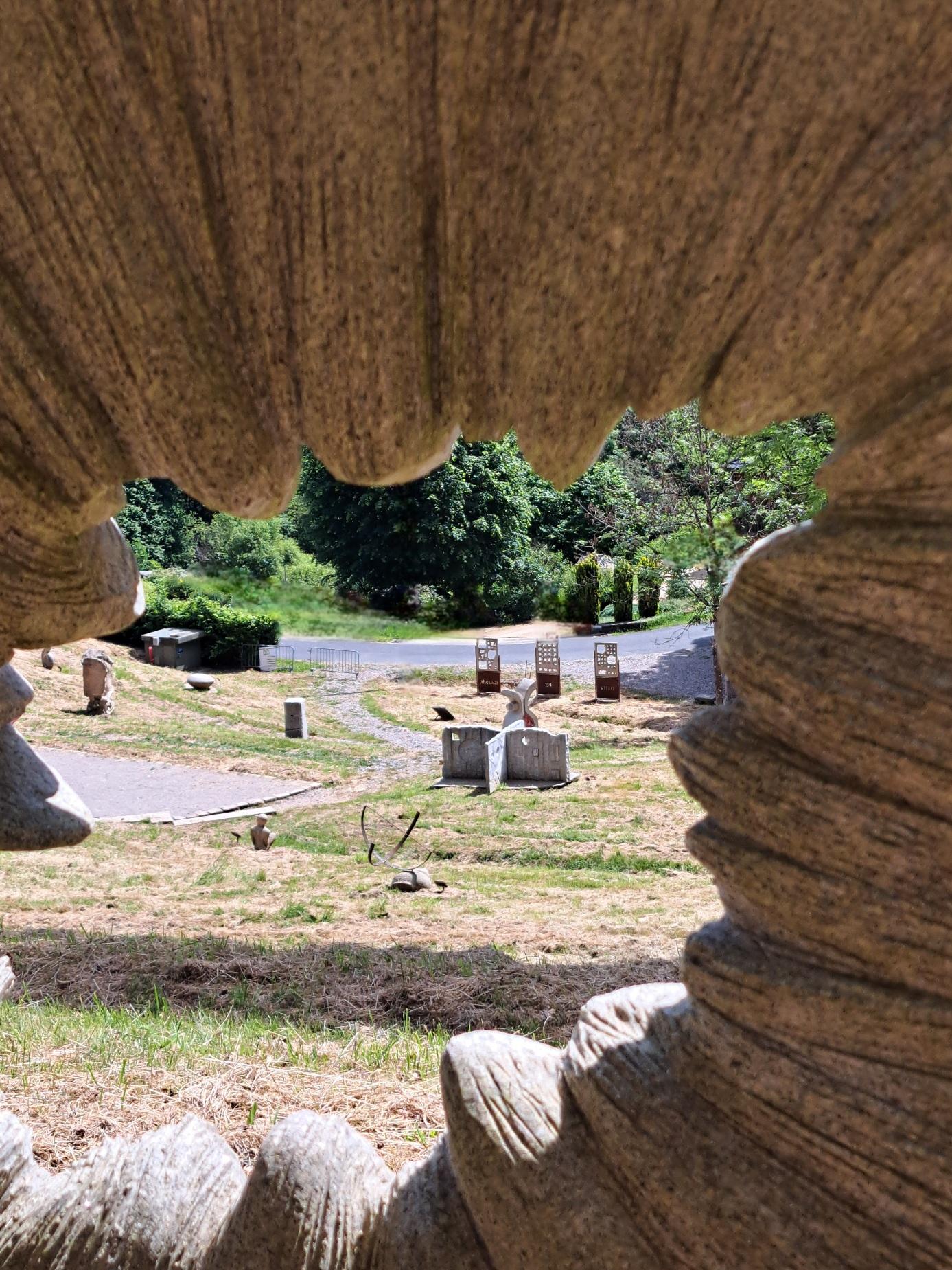 Le Jardin vu de l'intérieur d'une sculpture