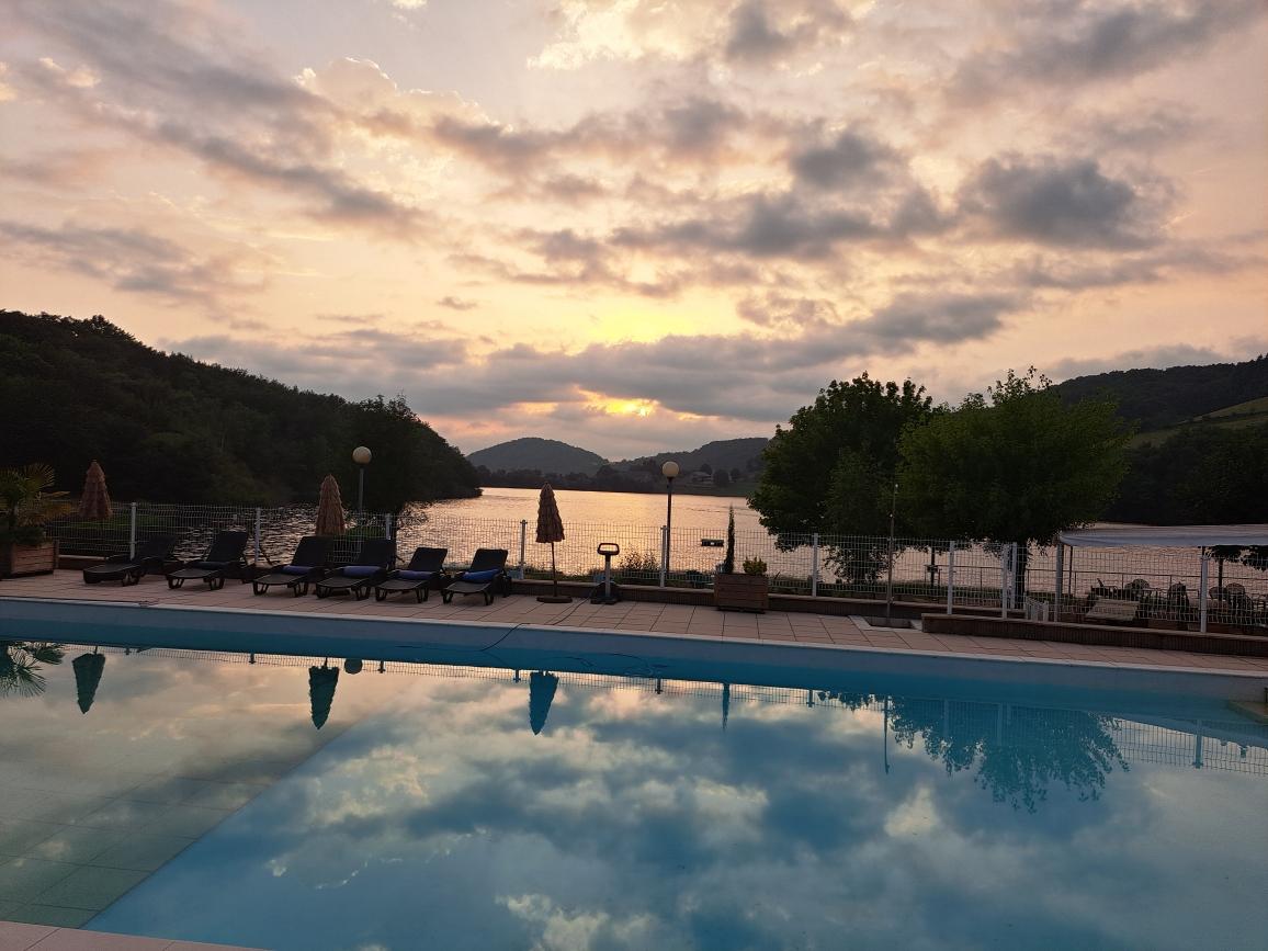Coucher de soleil sur la piscine