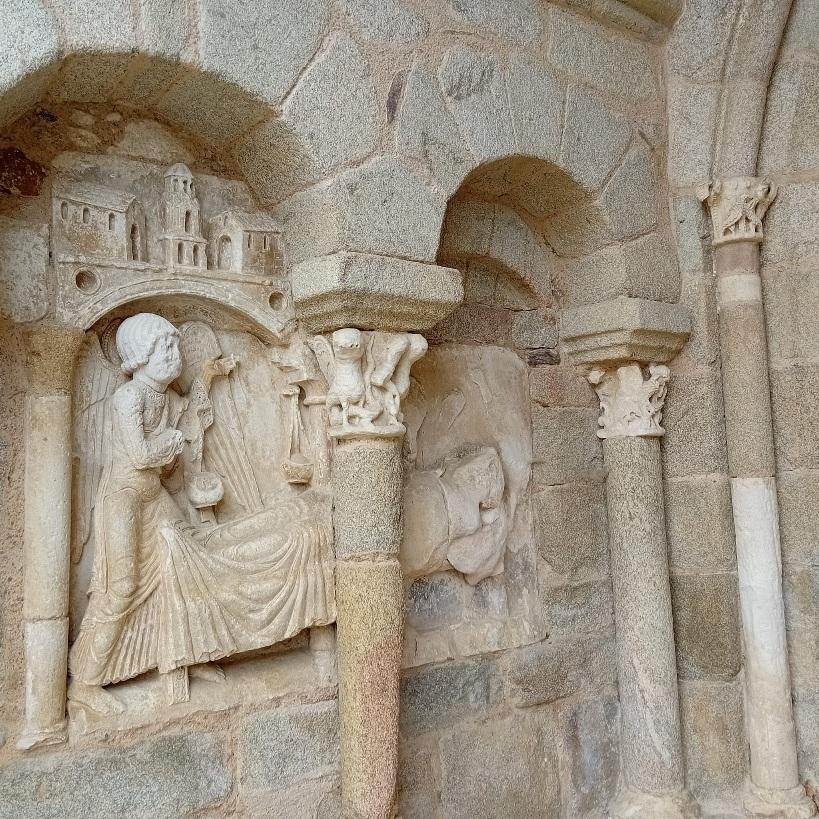 Bas relief sous le porche